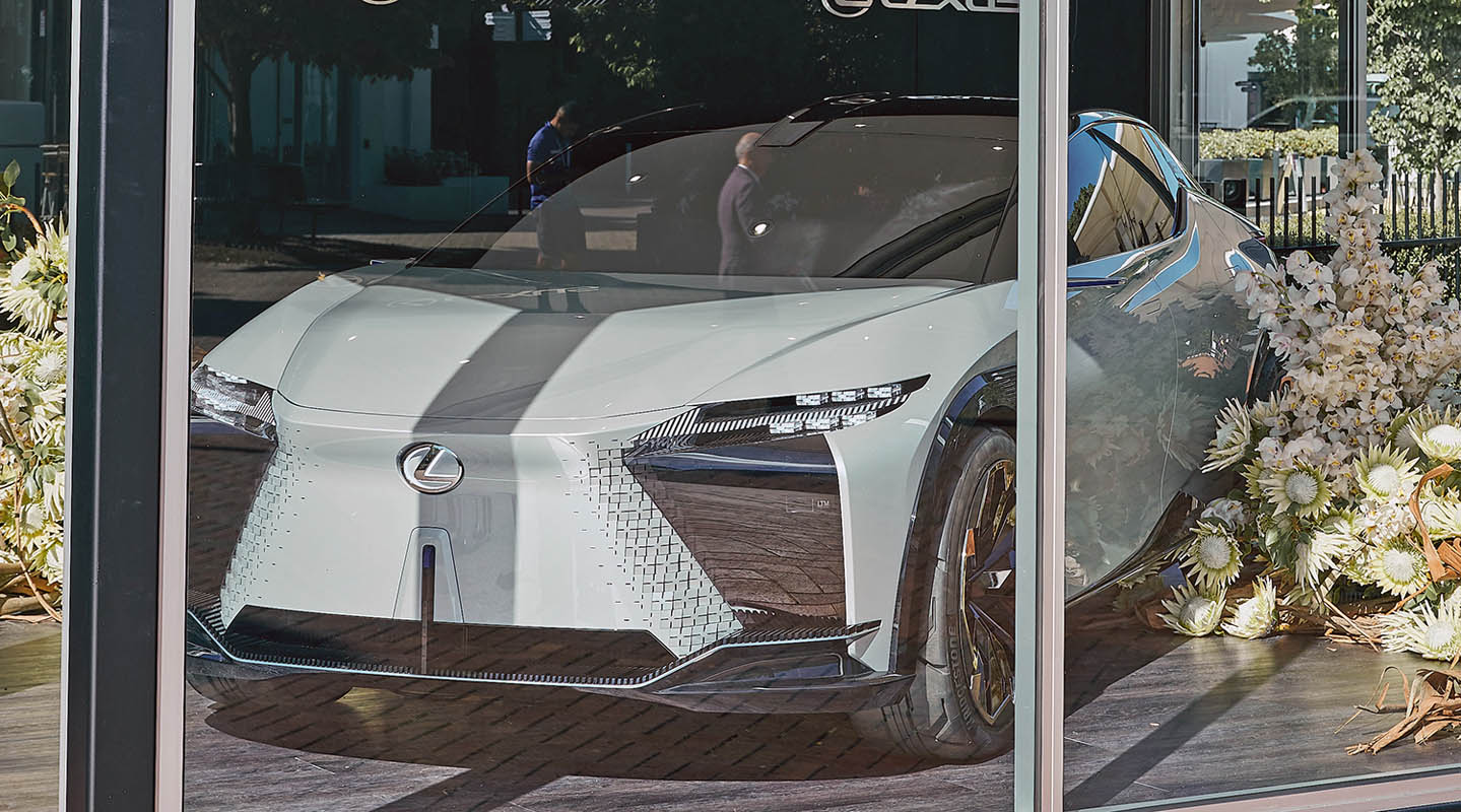 لكزس أل أف زي اليكتريفايد 2025 النموذجية الجديدة – مستقبل السيارات الكهربائية الفاخرة المشرق